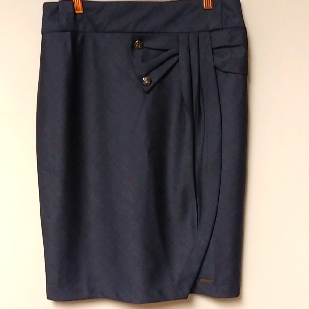 Skirt Gray with very light strands of Red pleated front